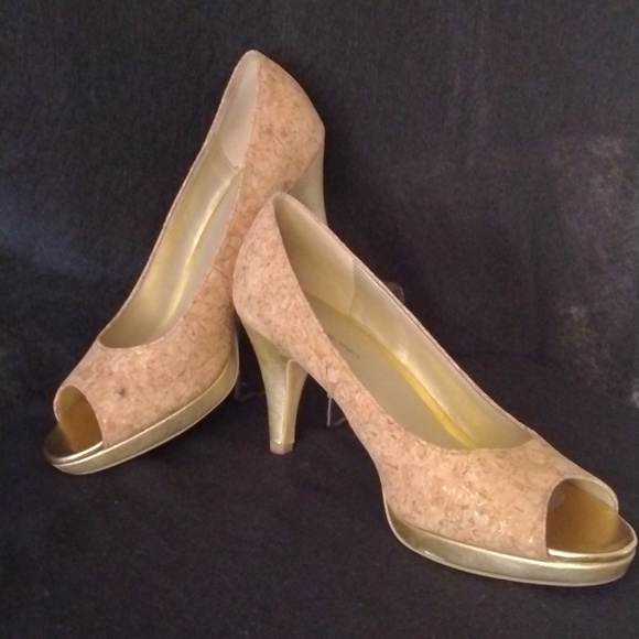 Bandolino gold peep toe pump - Picture 8 of 9